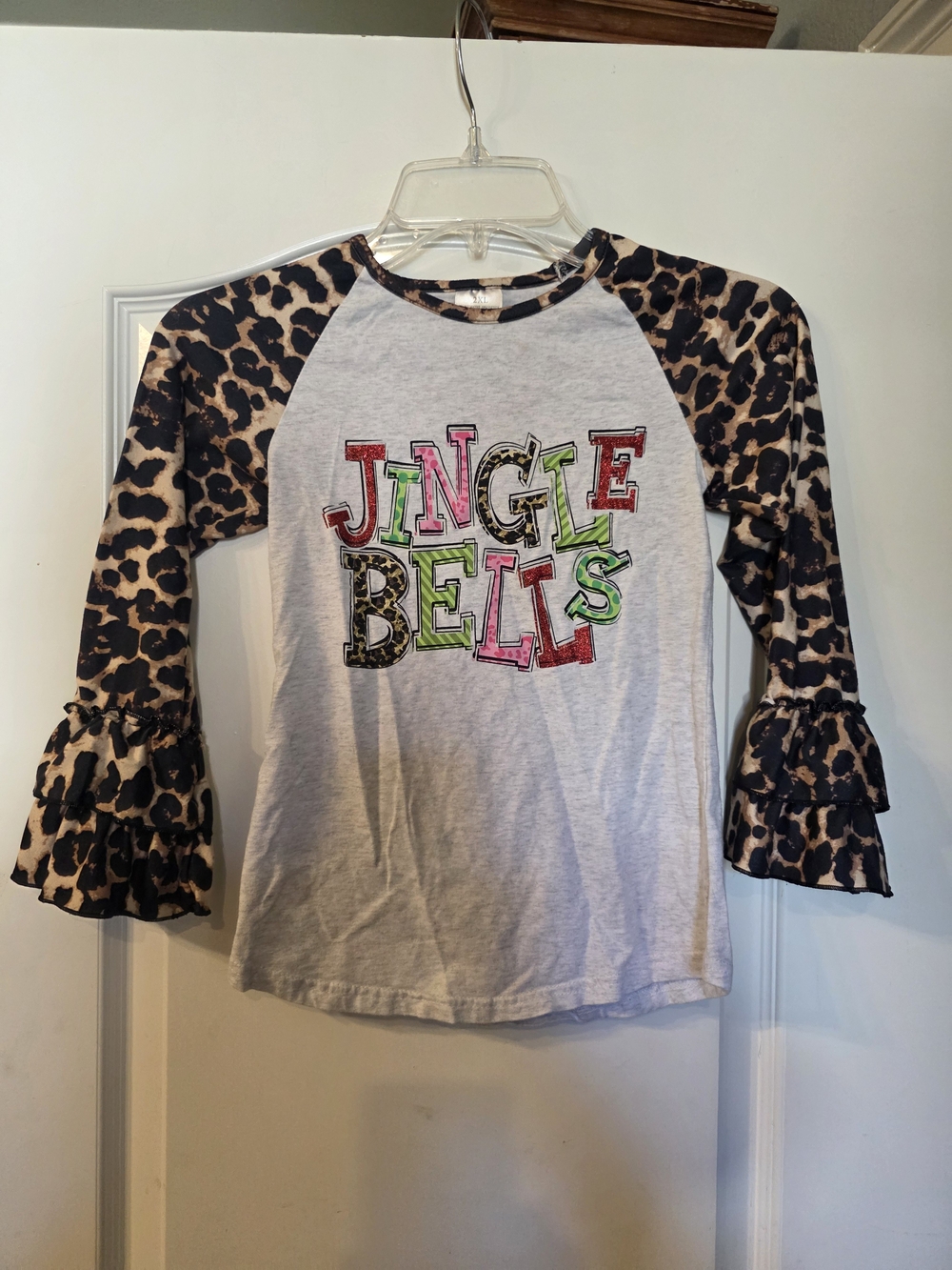 Girls' Leopard Sleeve 'Jingle Bells' Long Sleeve Raglan Top - Gray & Brown